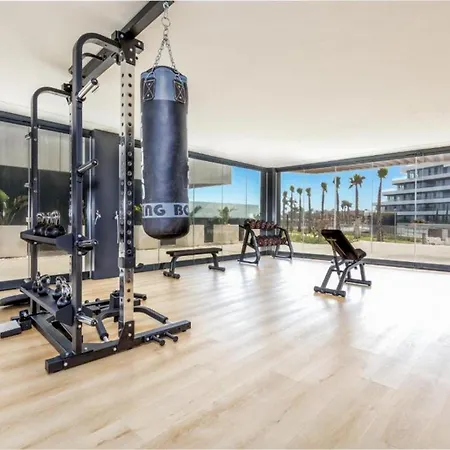 Vivi Homes - Holly Pool, Sauna, Gym & Sea View Apartment *